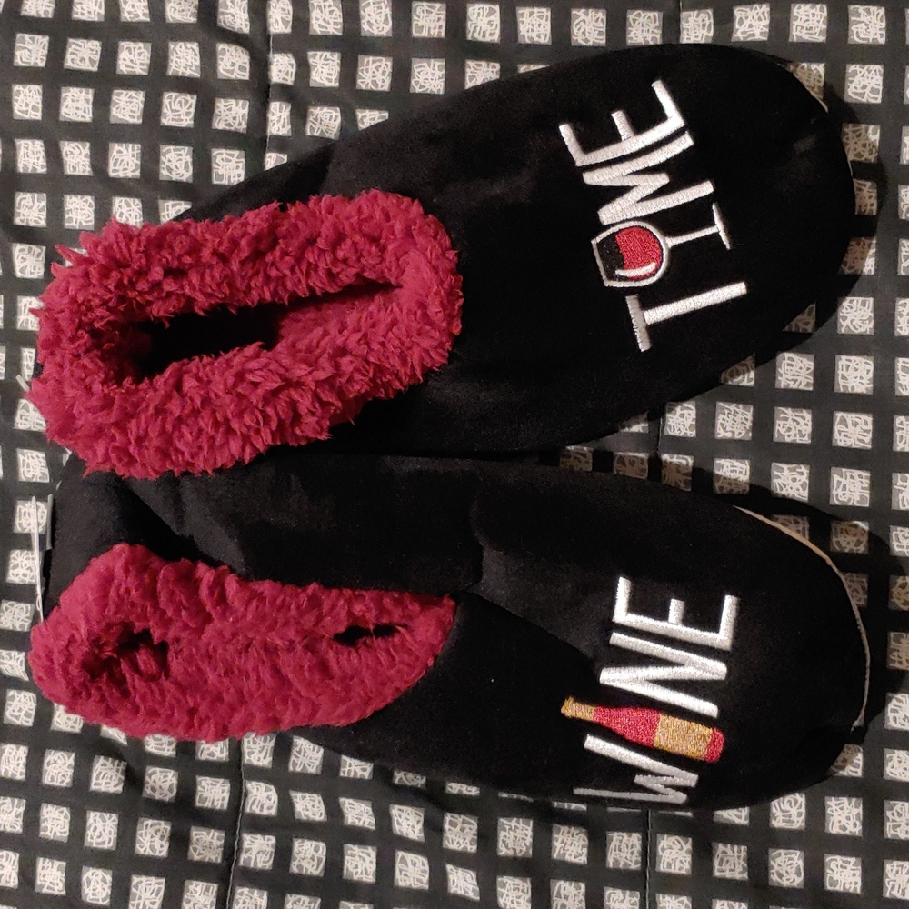 NWT SNOOZIES Wine 🍷 Time slippers
